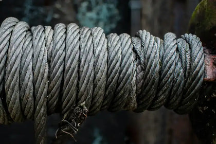 Tagliare una fune d'acciaio: tecniche e strumenti utili 