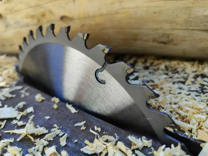 Le attenzioni necessarie per segare il legno con viti e chiodi